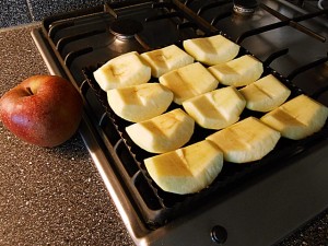 Apple pie: Align the apples kipkitchen.com #ApplePie #recipe #desserts