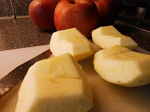 Apple pie: Cut the apples kipkitchen.com #ApplePie #recipe #desserts