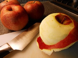 Apple pie: Peel the apples kipkitchen.com #ApplePie #recipe #desserts