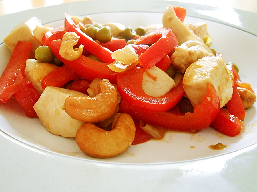 Chicken stir fry: chicken-cashew-nuts-9 kipkitchen.com #chicken #StirFry #recipe #dinner #healthy