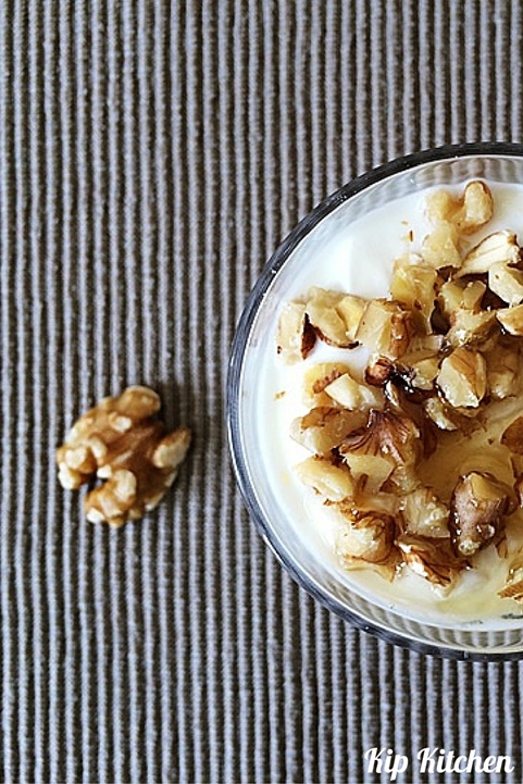 Yogurt with Honey and Walnuts. A Healthy Breakfast | kipkitchen.com | #breakfast #healthy #nutrition #goodmorning